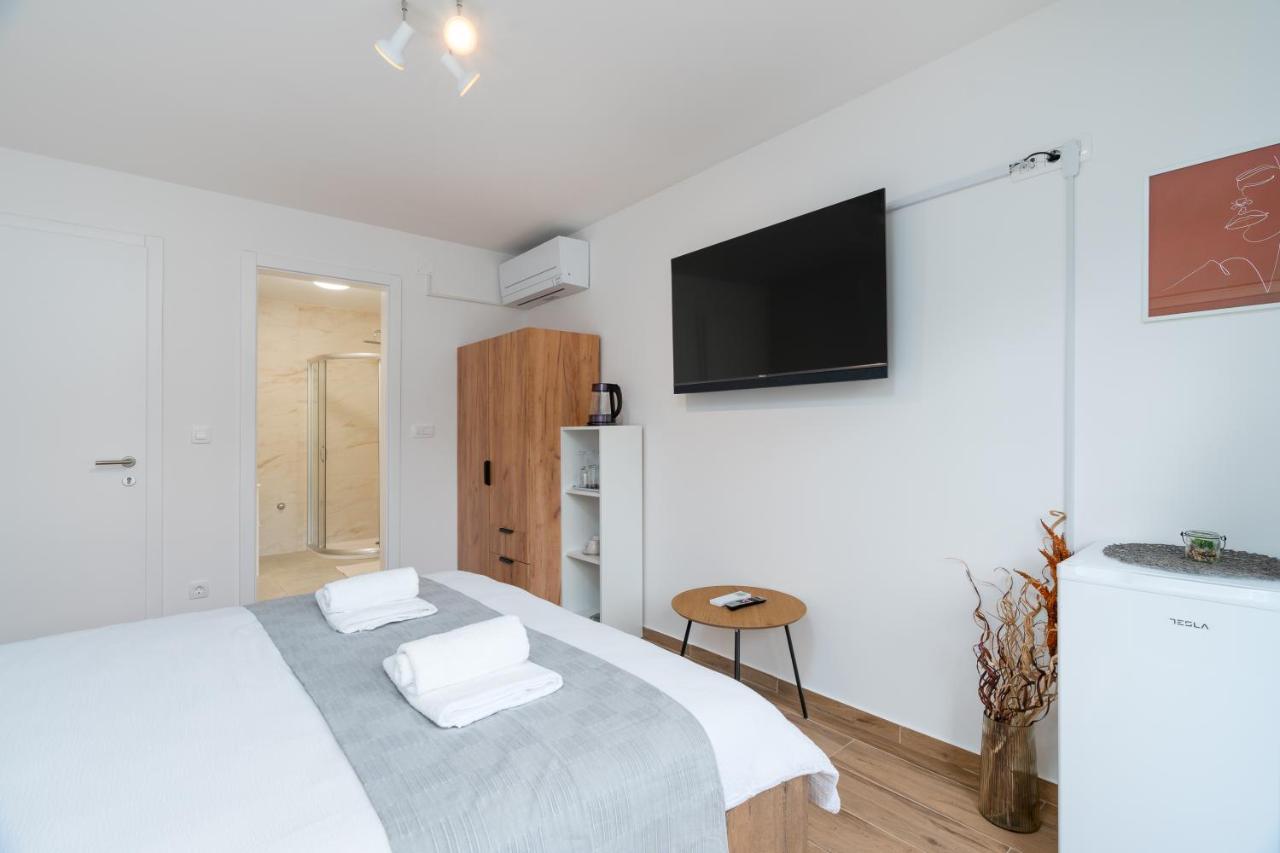 Number One Apartments Vir Exterior foto
