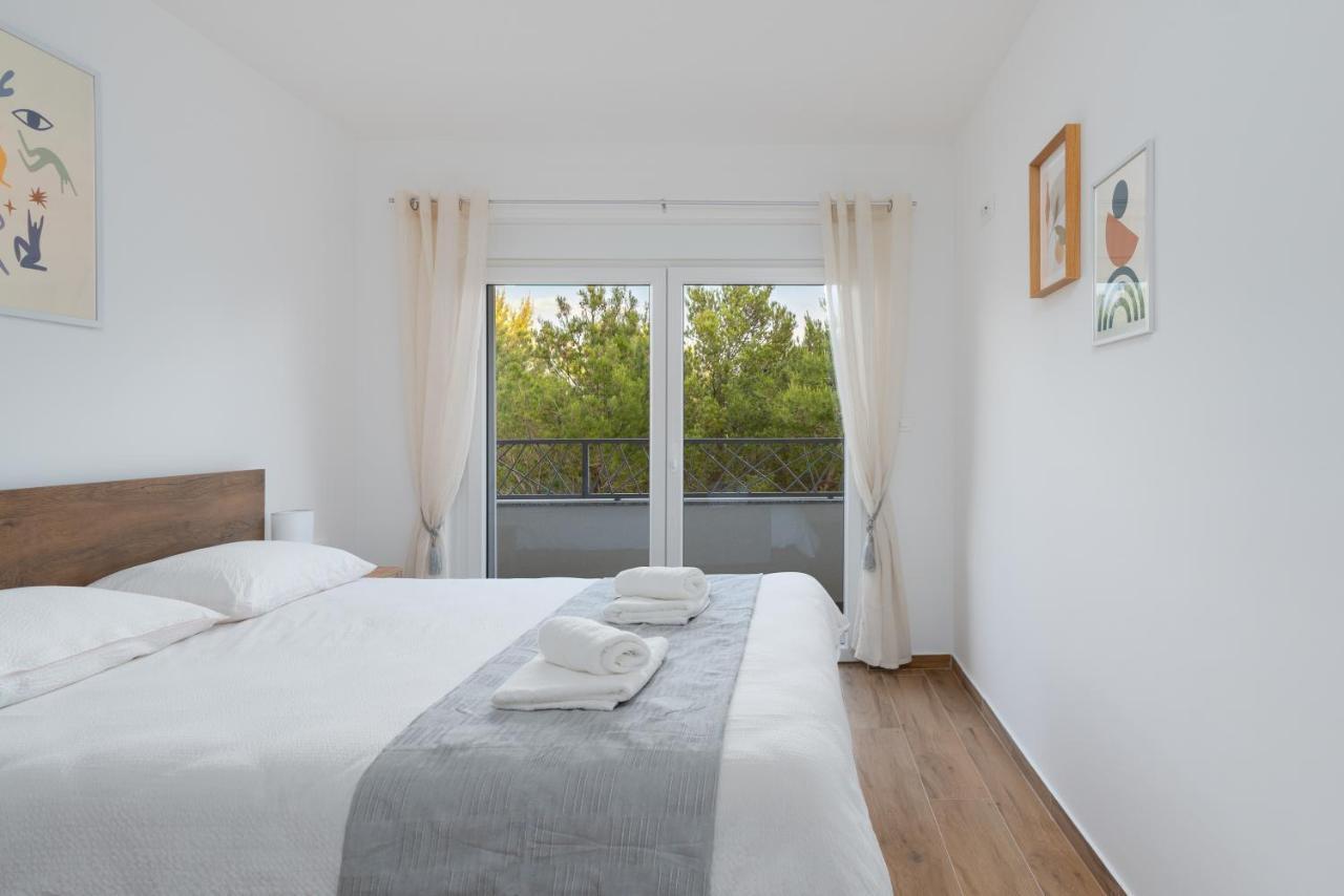 Number One Apartments Vir Exterior foto