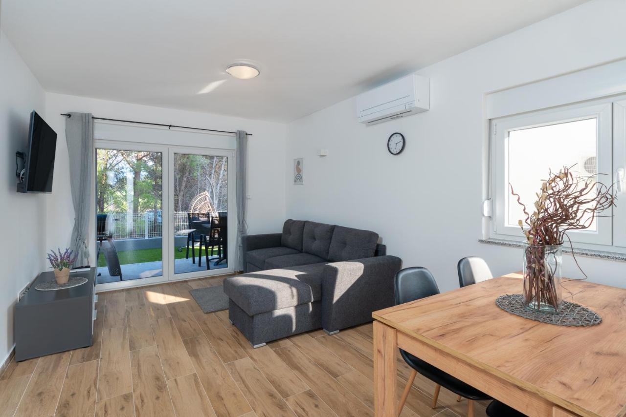 Number One Apartments Vir Exterior foto