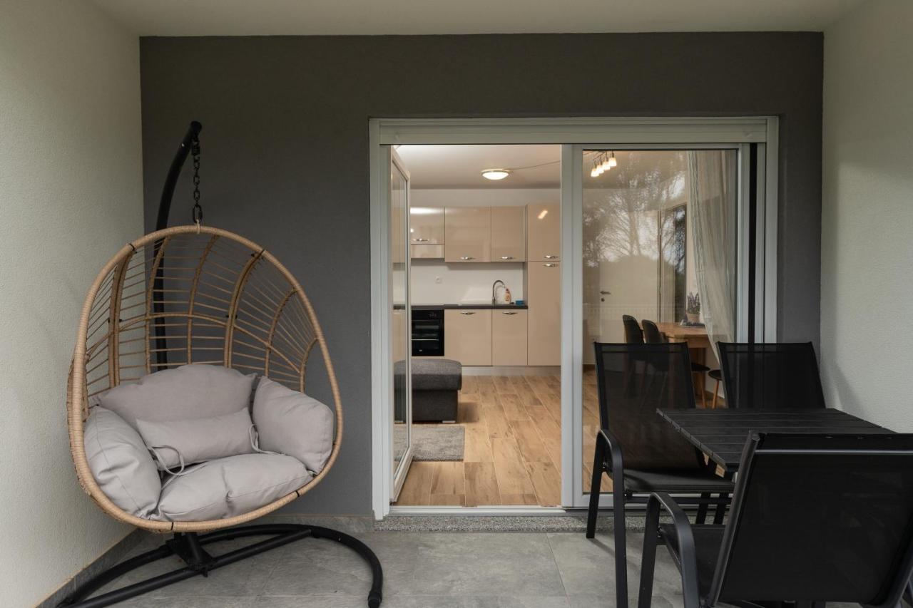 Number One Apartments Vir Exterior foto